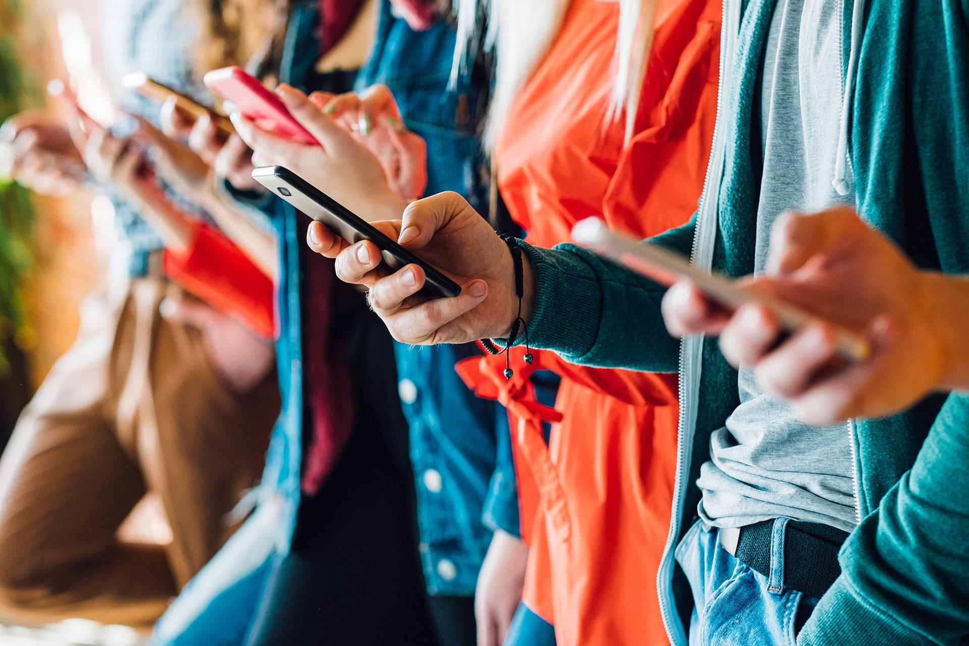 Potęga social mediów – jak nawigować w wirtualnym świecie bez utraty siebie